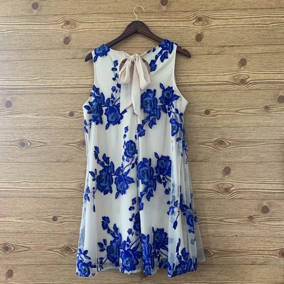 FLORAL EMBROIDERED SWING DRESS BEIGE BY ECI ROSES - Picture 3 of 8